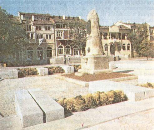 Паметникът на Тодор Кирков lovech-012.jpg