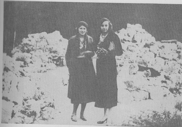 12. Яна Язова с Ангелина Гр. Василева-Огнянова, около 1940 Яна Язова с Ангелина Гр. Василева-Огнянова, около 1940