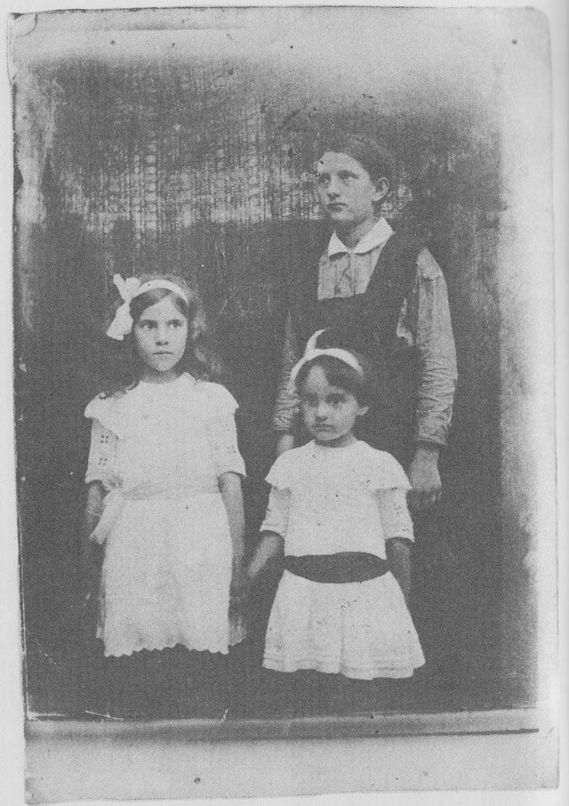 2. Яна Язова със сестра си Мила и кръстницата им Георгица Бойчева. Лом, 2.VII.1916 Яна Язова със сестра си Мила, 2.07.1916