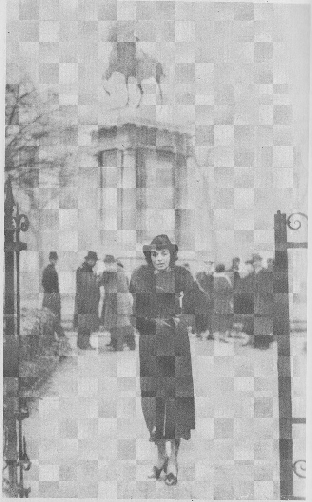 9. Яна Язова в Париж, октомври 1937 Яна Язова в Париж, октомври 1937