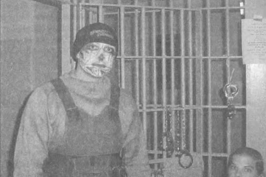 Военен полицай в Абу Граиб в затворническа килия с лице, боядисано в стила на рок група boya.jpg